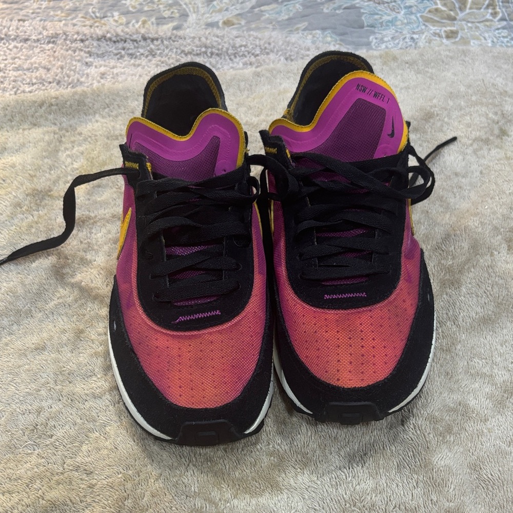 Women Nike Waffle Sneakers Barely Worn